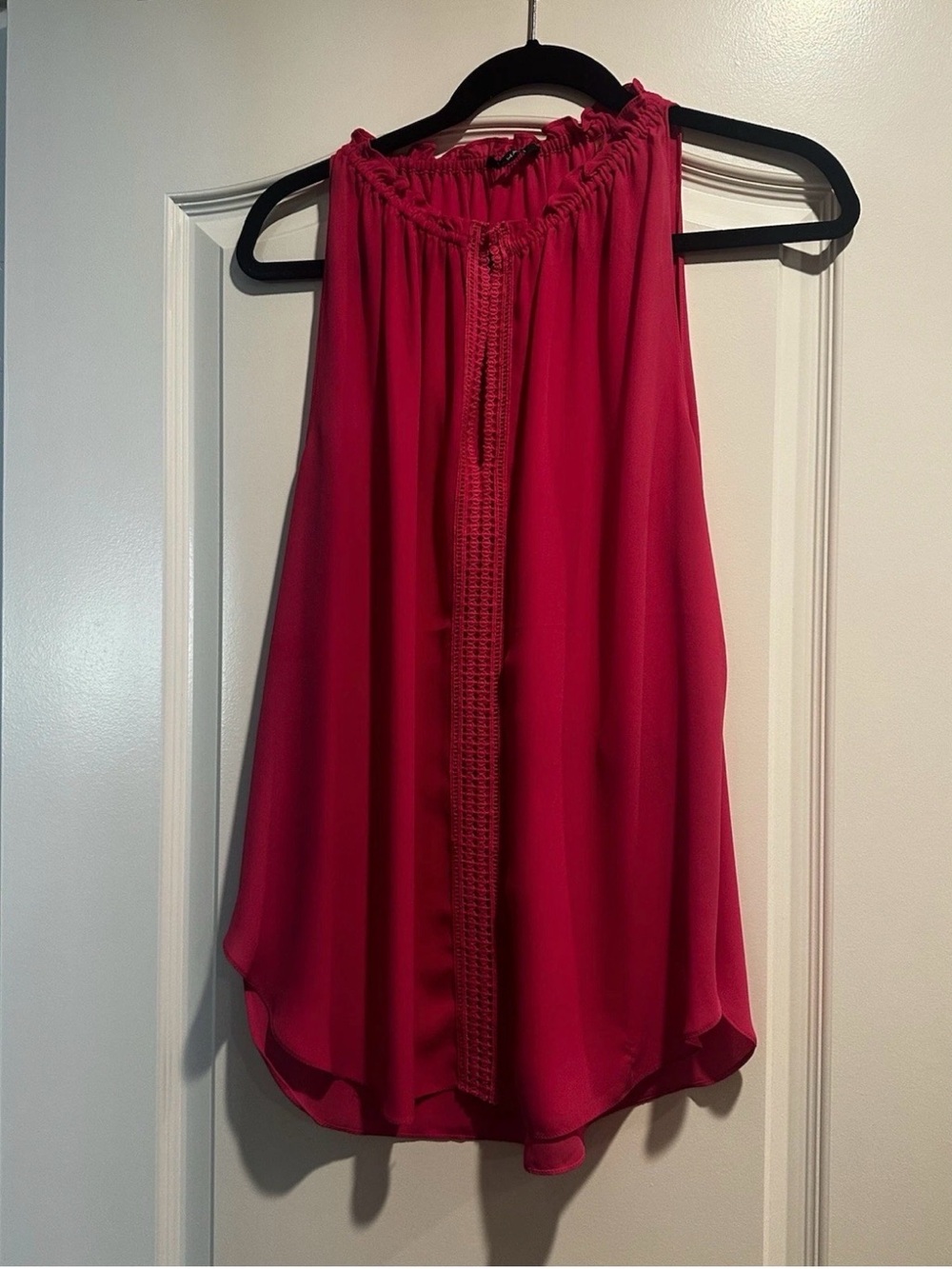 Tahari Sleeveless Blouse Fuchsia Pink Gathered Neck Crochet Lace Trim Top Sz L